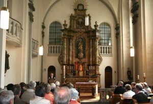 1773 brannten die Gebäude ab, doch besorgte Baumeister Nikolaus Lauxen binnen zweier Jahre den Wiederaufbau einschließlich der Kirche.