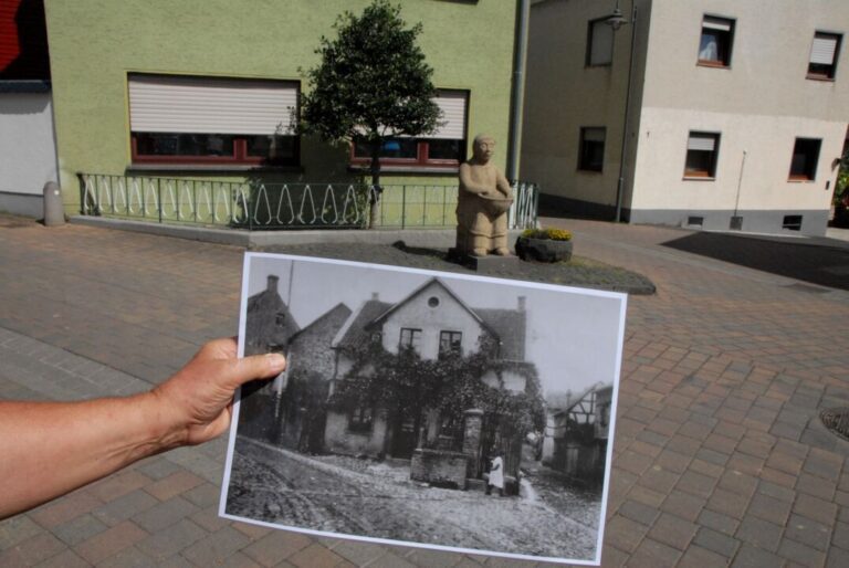 Früher und heute: Das „Deutsche Eck“, ein traditioneller Treffpunkt im Dorf. Foto: Denkmalverein