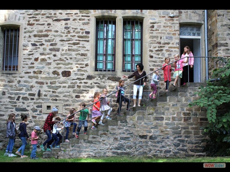 Junge Besucher machten mit Angelika Schneider einen Schnupperrundgang im Schloss