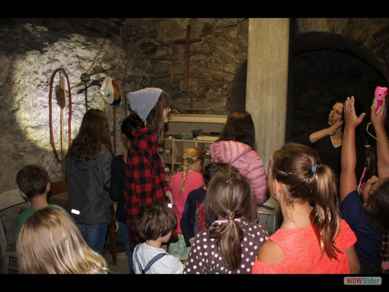 Junge Besucher machten mit Angelika Schneider einen Schnupperrundgang im Schloss