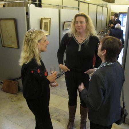 Dr. Denise Steger  (v. l.), Andrea Rönz und Agnes Menacher unterhalten sich angeregt über das Werk des Künstlers. *