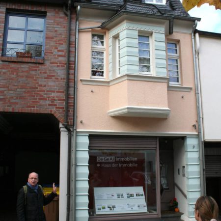 Ausdorfer Straße 9: Schmal, aber apart behauptet sich dieses Gebäude aus den 1920ern.