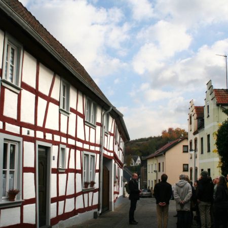 Kontrastreiche Eulengasse: Eine neugotische Doppelhaushälfte rechts und Fachwerk links gehören dazu.