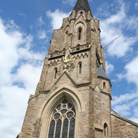 Der mächtige Turm von St. Suitbert in Rheinbrohl