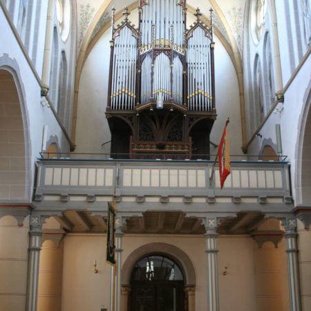 Die Herkunft der schönen Orgel von St. Servatius in Landkern ist unbekannt.