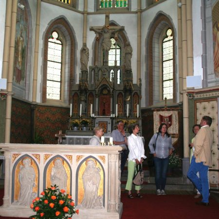 Gesamtkunstwerk mit Malerei und herrlichen Fenstern aus der Erbauungszeit: die Landkerner Kirche St. Servatius.