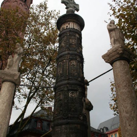 Die Nagelsäule wurde während dem 1. Weltkrieg auf dem Liebfrauenplatz beim Ostbau des Doms errichtet als Teil einer Propaganda- und Spendenakten, genannt Wehrmann in Eisen. Gegen gestaffelte Geldbeträge konnten die Spender einen Nagel ins Holz schlagen. Die Spende kamen der Kriegskinderfürsorge dem Verein für Ferienkolonien und dem Nationalen Frauendienst zugute.